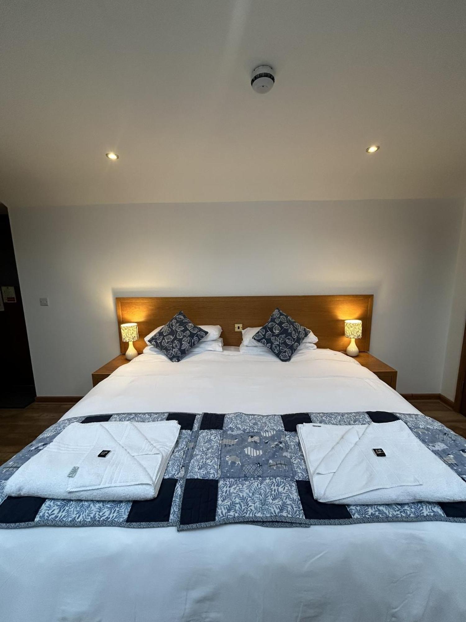 Hotel The Golden Fleece Chard Exterior foto